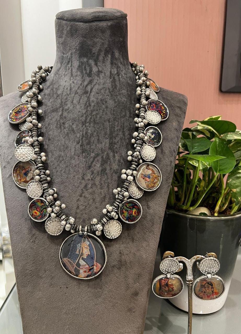 BEAUTIFUL ADJUSTABLE HAND PAINTED SUPER FAST SELLING NECKLACE SET WITH MATCHING STUDS