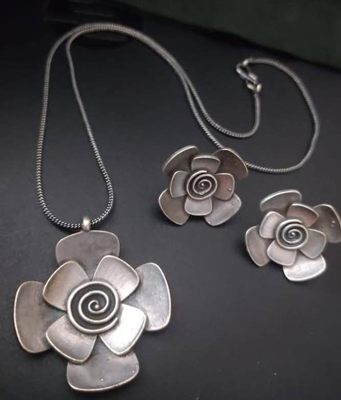 BEAUTIFUL SILVERLOOKALIKE CHAIN PENDANT SET WITH MATCHING STUDS