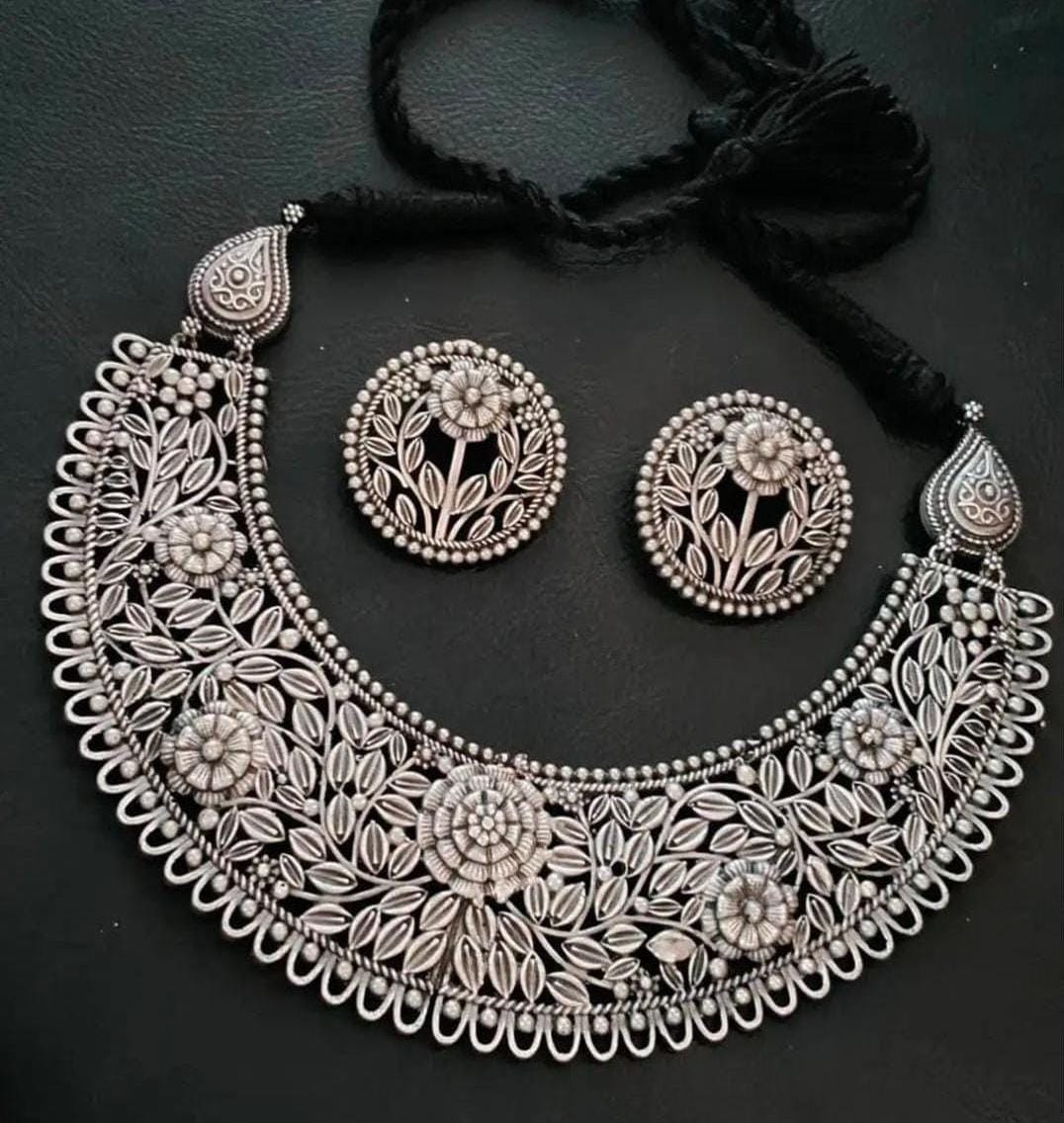BEAUTIFUL CARVING SILVERLOOKLIKE HASALI SET WITH MATCHING STUDS