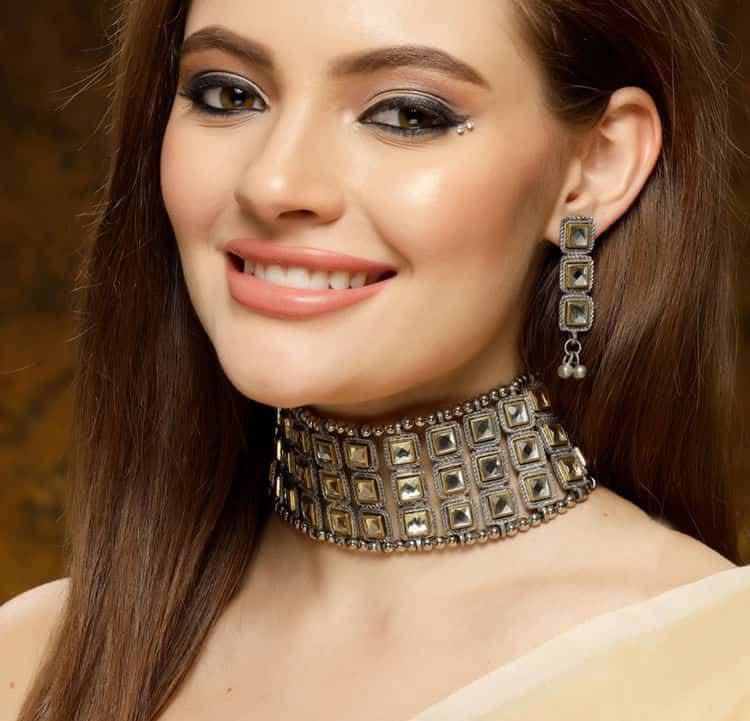 BEAUTIFUL KUNDAN CHOKER SET WITH MATCHING STUDS